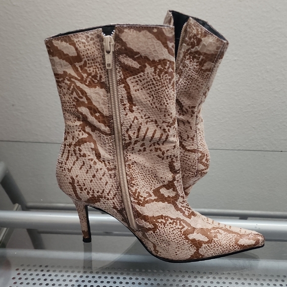 Vintage Edward Paul Snake Print Pointed Toe Heeled Boots - Picture 4 of 7